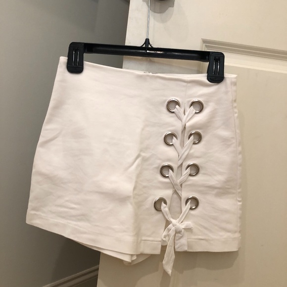 Do + Be white skort with ribbon ties - Picture 1 of 3